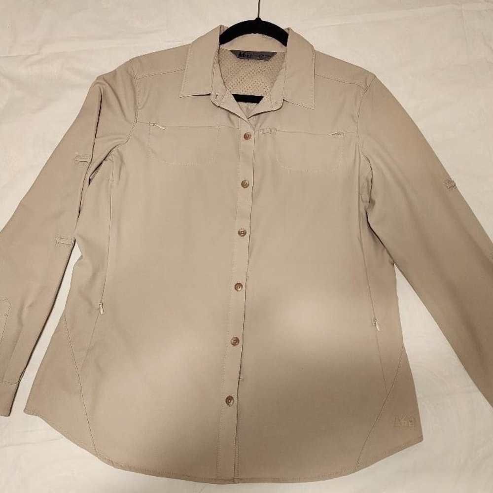 Like new REI easy care, easy wear tan shirt w/roll up sleeves, vents & pockets